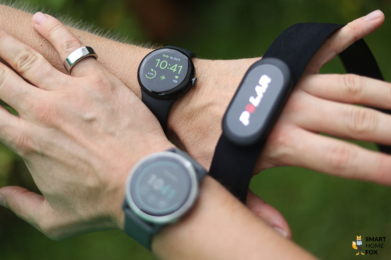 Man sieht die Google Pixel Watch und einen Polar H10 Brustgurt.